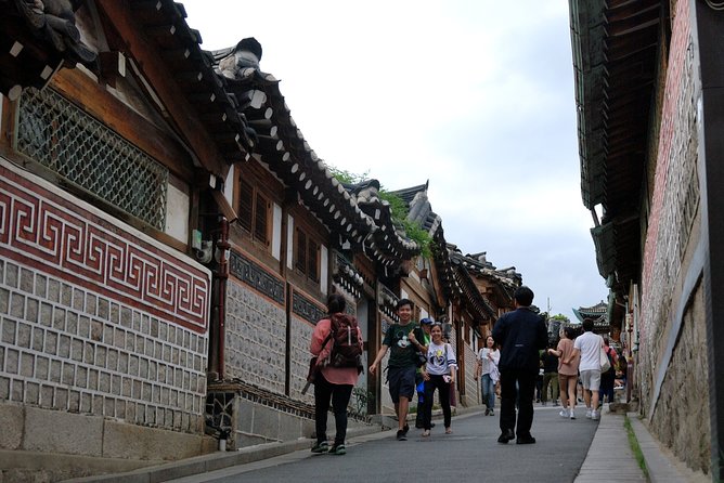 8 Hours Private tour with top attractions in Seoul - Gyeongbokgung Palace: a palace visit that makes sense on foot