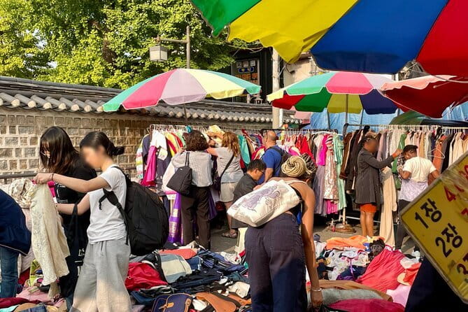 Contemporary & Retro Seoul Private Tour with Local Food Tasting - Practical tips for your 12:00 pm start and a 3.5-hour walk