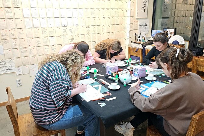 Create a Handmade Traditional Korean Notebook in Insadong - Choosing thread color: the part you can personalize instantly