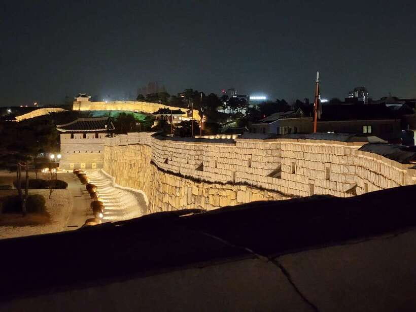 From Seoul: Suwon Hwaseong Fortress Night Tour - Choosing the right guide: the storytelling tone makes the difference
