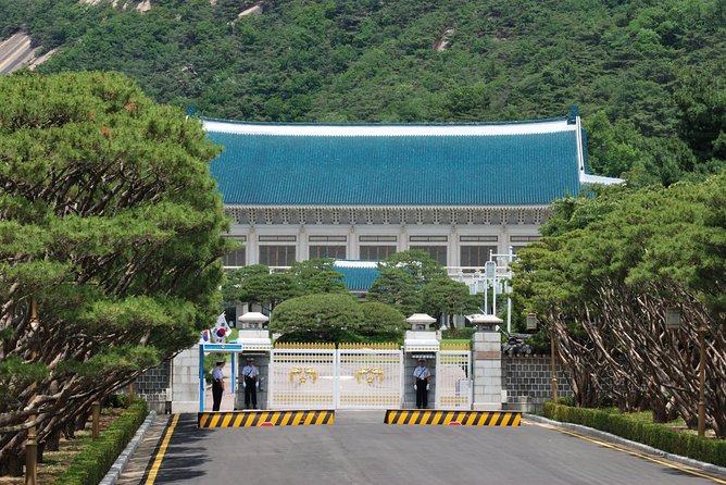 Gyeongbok Palace and Korean Folk Village Tour - Jogyesa Temple in the middle of the city