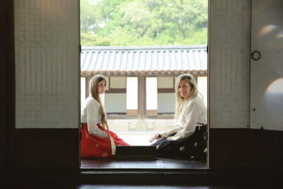 Gyeongbokgung Hanbok Photoshoot - Hanbok rental timing: the part that can make or break the session