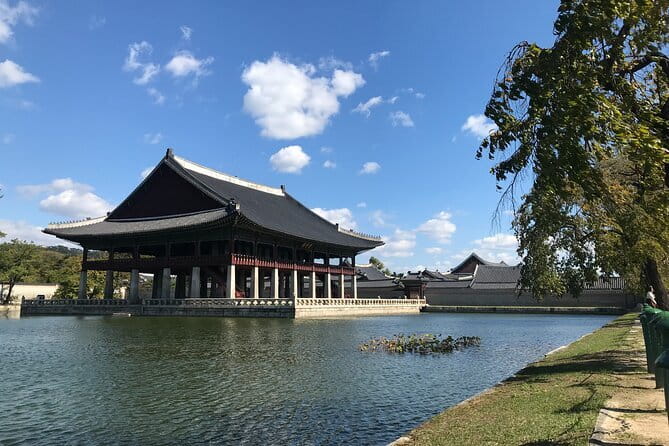 Gyeongbokgung Palace & Bukchon Village Walking Tour - Why Gyeongbokgung + Bukchon works so well together