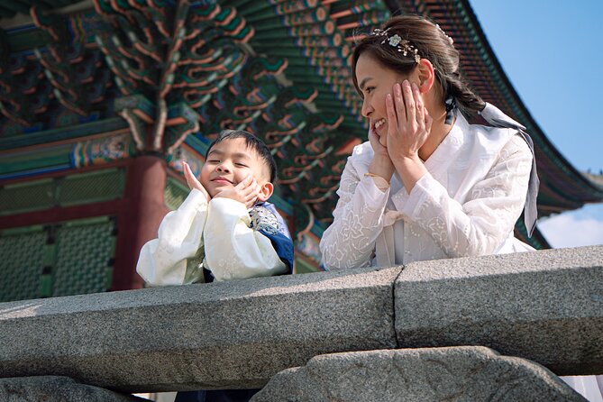 Gyeongbokgung palace family/group private photoshoot - Jun’s Coaching Style: Less Awkward, More You