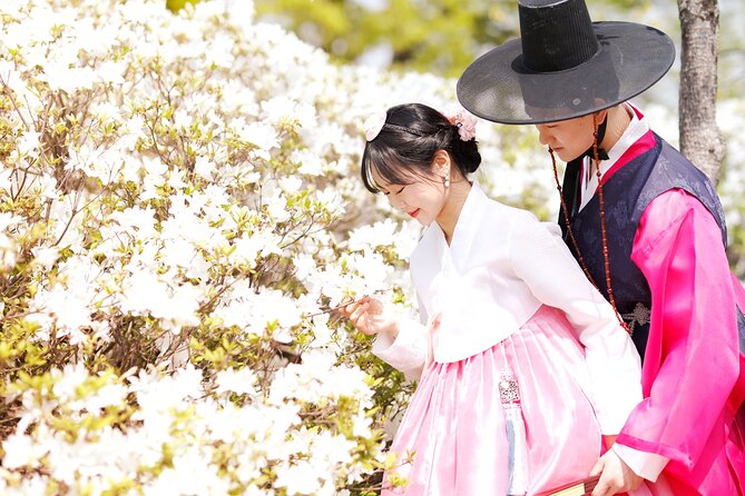 Gyeongbokgung Palace Hanbok Rental Experience in Seoul - Inside the Rental: Theme vs. Traditional Hanbok