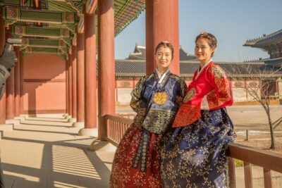 Hanbok rental, hanbok experience - The fitting: choosing your hanbok and wearing it correctly