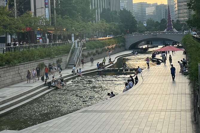 [KoreaByLocal] Authentic Seoul Night Walk and Chicken & Beer - Jogyesa Temple in the evening: how to act, not just where to stand