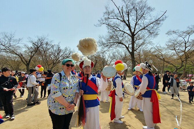 Korean Folk Village Half-day Guided Tour from Seoul - Stop 1: Seoul departure—using the drive time well