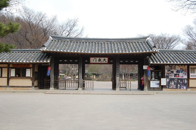 Korean Heritage Tour: Palaces and Villages of Seoul Including Gyeongbokgung Palace - Lunch plus the ginseng stop: heritage or hard sell?