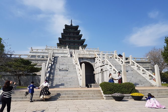 Korean Palace and Temple Tour in Seoul: Gyeongbokgung Palace and Jogyesa Temple - The ginseng center and Seoul City Hall: useful stops, mixed feelings