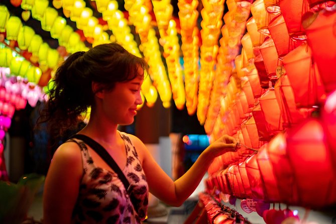 Market Food Tour & Evening E-bike Ride in Seoul - Bukchon Hanok Village: famous lanes, quieter lanes, and smarter climbs