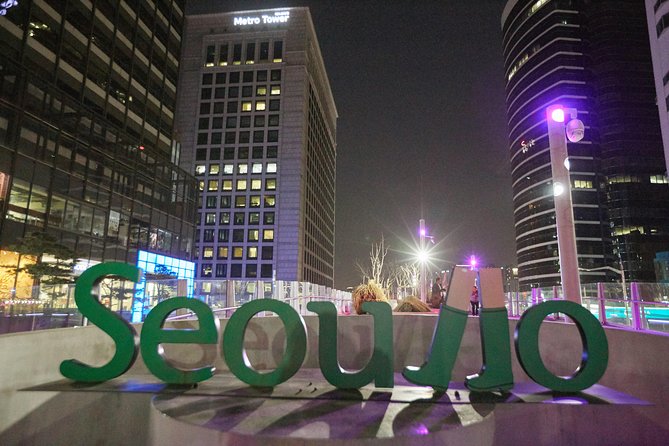 Moonlight Rainbow Fountain Show Night Tour in Seoul - Namsan Baekbeom Square and the Seoul City Wall stroll