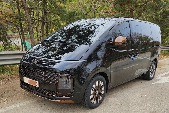 Private Airport Transfer <em> Incheon Airport <-> Seoul (1-5 people) – Key Things I’d Watch for Before You Book’ /></p>
<ul>
<li><strong>Name-board pickup at Incheon</strong> with flight checking so you’re not hunting around in a crowd</li>
<li><strong>Up to 5 people, private vehicle</strong> so nobody ends up squeezed or stuck with awkward luggage arrangements</li>
<li><strong>Choose your timing</strong> so the transfer matches your flight and hotel schedule</li>
<li><strong>Door-to-door service</strong> from the airport to your Seoul hotel (and hotel to airport in the return direction)</li>
<li><strong>Real-world flexibility for delays</strong>—some drivers coordinate updates if customs or landing runs long</li>
<li><strong>Luggage sizing matters</strong>: five standard bags max, with larger bags counting as two pieces</li>
</ul>
<h2 id="why-this-incheon%e2%86%94seoul-private-transfer-works-so-well">Why This Incheon↔Seoul Private Transfer Works So Well</h2>
<p><img width="669" height="446" decoding="async" src=
