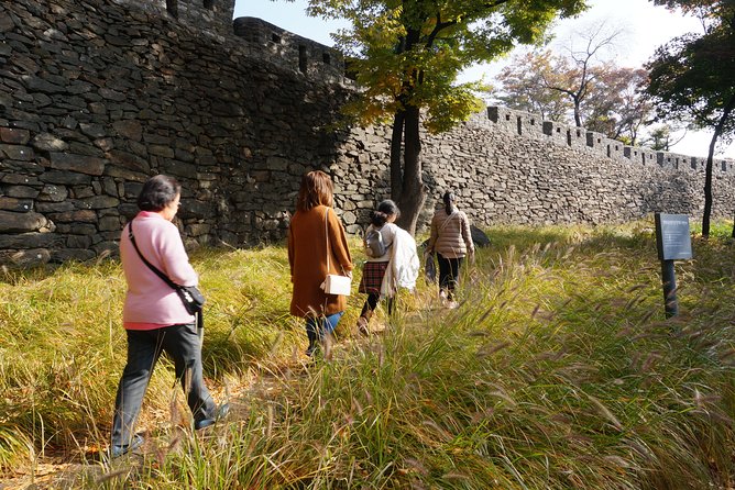 Private Seoul Wall Trekking [Inwangsan, Bugaksan, Naksan Park, N-Seoul Tower] - Getting ready so the day stays fun (not miserable)