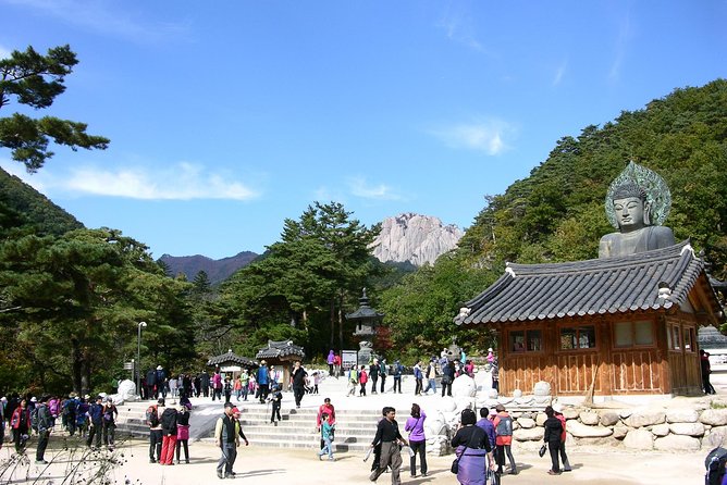 Seoraksan National Park Ulsanbawi Hiking from Seoul - Shinheungsa temple and the bronze Buddha statue: the cultural pause with real payoff