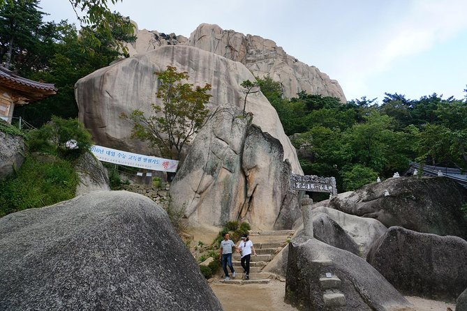 Seoraksan National Park Ulsanbawi Hiking from Seoul - Guide-led confidence on steep sections (and geology you actually care about)