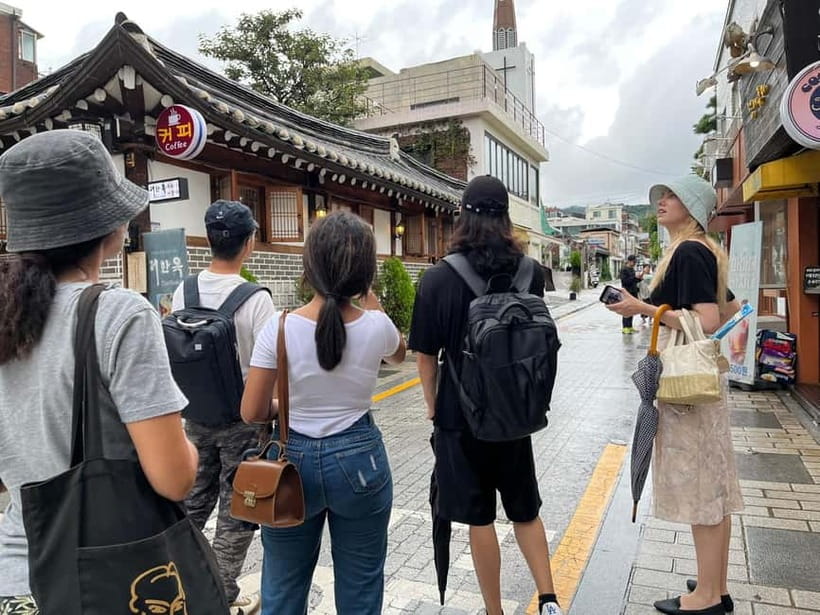 Seoul: Bukchon Hanok Village Walking Tour - Entering hanok: from street views to the way rooms are actually arranged