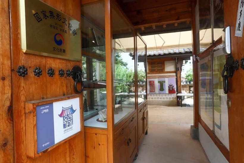 Seoul: Bukchon Hanok Village Walking Tour - Learning Korea through noble life: food, etiquette, and art