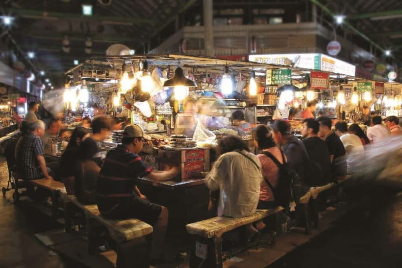 Seoul: Changgyeonggung & Gwangjang Market & Naksan Park - How the guides shape the experience (Yoon and Travis style)
