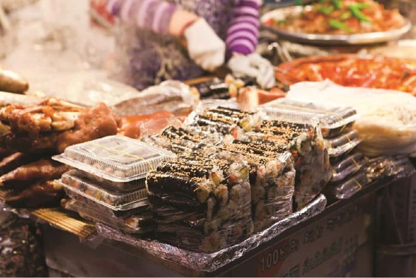 Seoul: Changgyeonggung & Gwangjang Market & Naksan Park - Gwangjang Market at night: snacks, not a food marathon