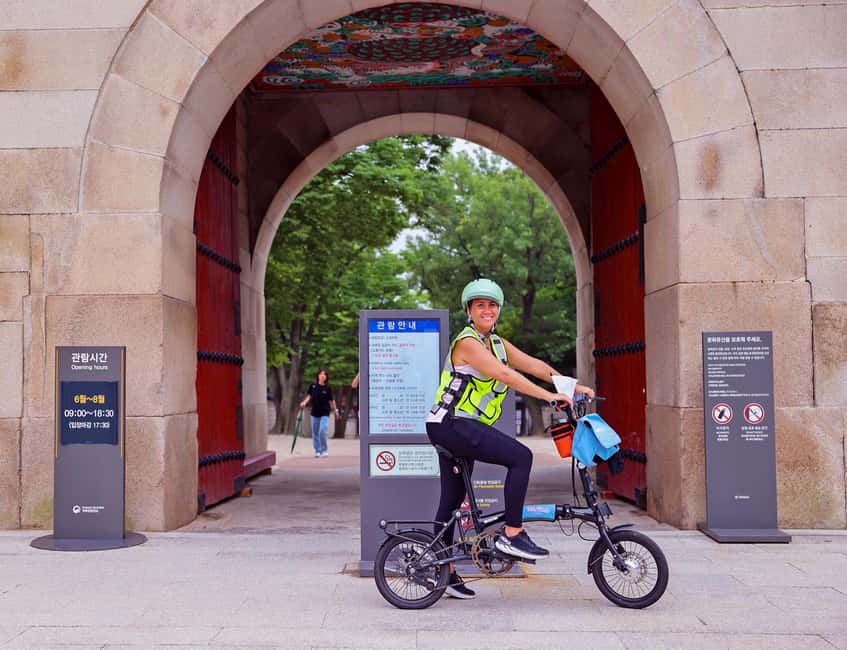 Seoul: City Highlights eBike Tour - Seochon (West Village) and the market snack break: the Seoul you actually taste