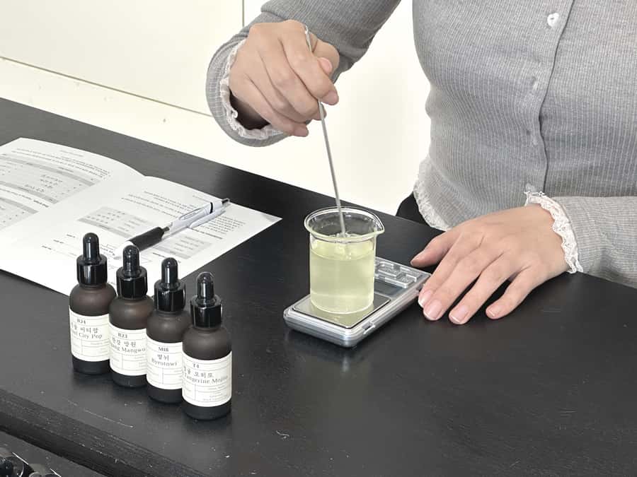Seoul: Create Your Own Natural Perfume with a Perfumer - The scent journey: 30 bases, top/middle/base structure, and your choices