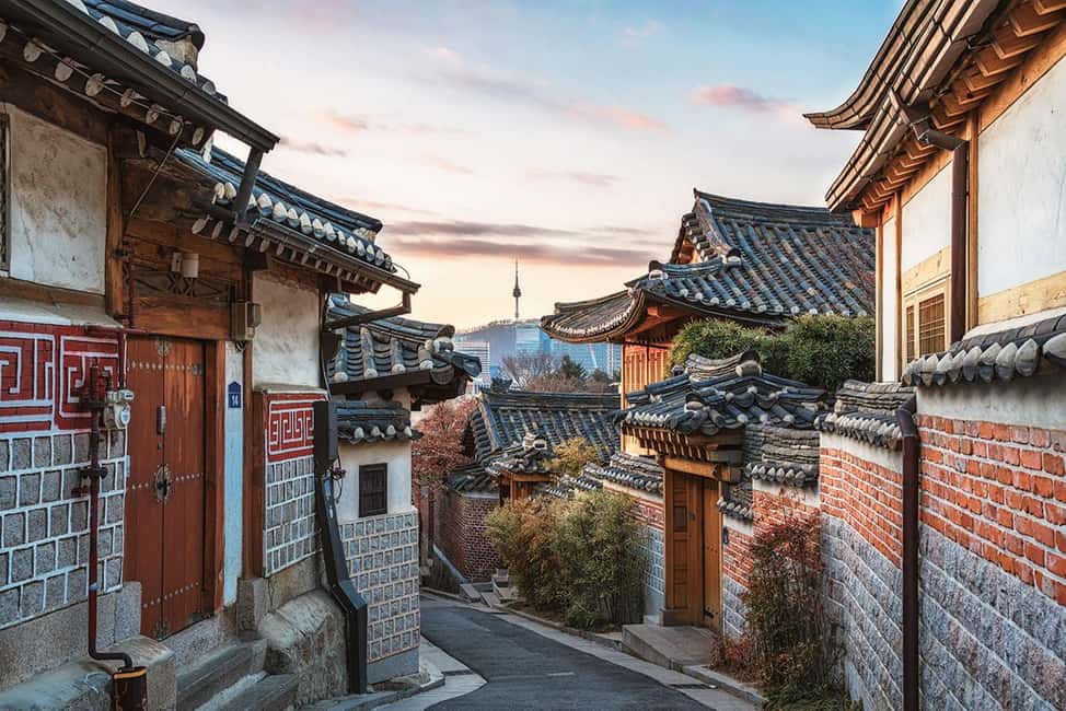 Seoul Day Tour: Gyeongbok Palace, Bukchon, Gwangjang Market - Small-group comfort and the walking/van rhythm