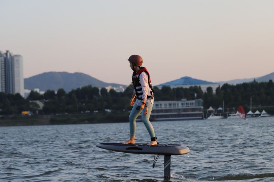 Seoul : Efoil Experience in Han River - The clubhouse setup: locker, shower, and a place to reset