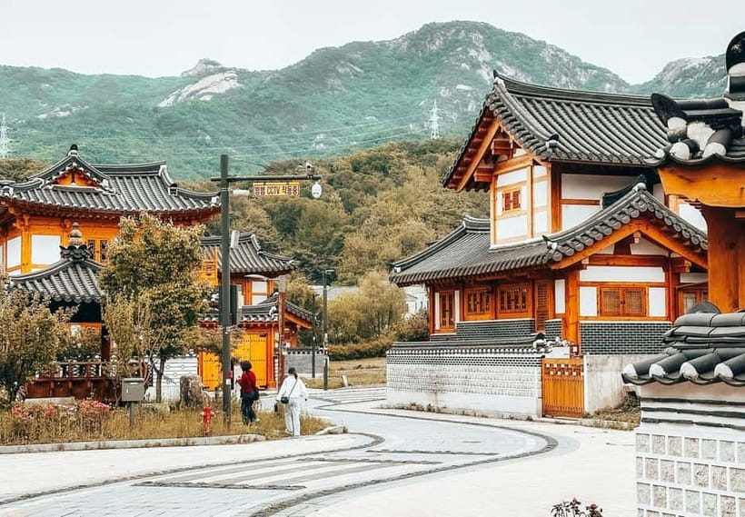Seoul Full-Day City Tour: Hanok Village, Scenic Routes - Eunpyeong Hanok Village and Jingwansa Temple: tradition with a quiet pace