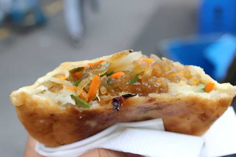 Seoul: Guided Street Food Tour at Namdaemun Market - Sungnyemun Gate: connecting snacks to historic Seoul