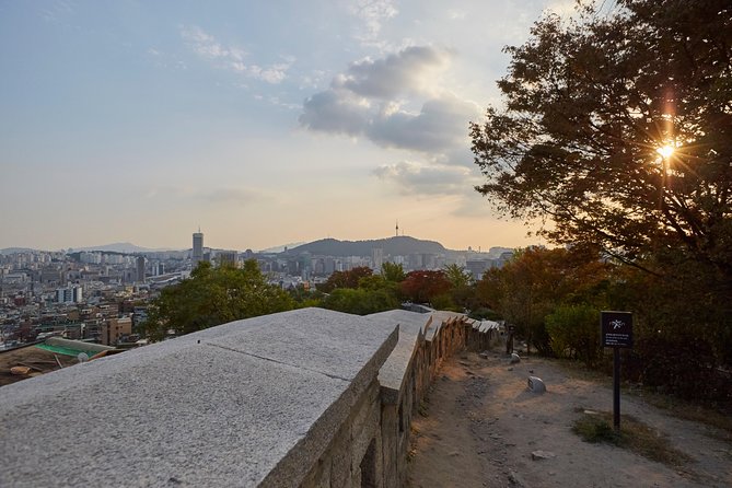 Seoul: Gyeongbok Palace, Bukchon Village, and Gwangjang Tour - The Cheongha Korea Ginseng Museum stop and the shopping question