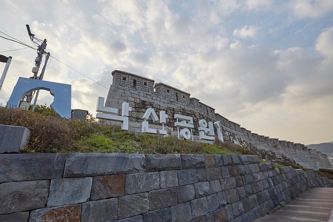 Seoul: Gyeongbok Palace, Bukchon Village, and Gwangjang Tour - Gyeongbokgung Palace: Where the Narration Changes Everything