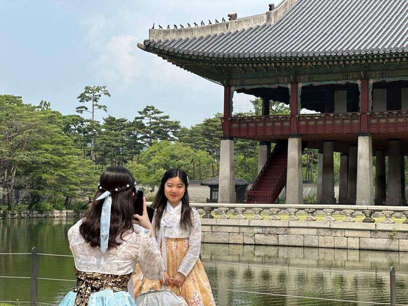 Seoul: Gyeongbok Palace, N Tower, & Local Market City Tour - Insadong street time: crafts, snacks, and choosing your lunch