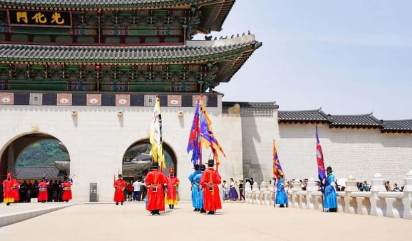 Seoul: Gyeongbokgung, Lotte Tower & Gangnam Trendy Day Tour - Gyeongbokgung Palace: where the royals set the tone