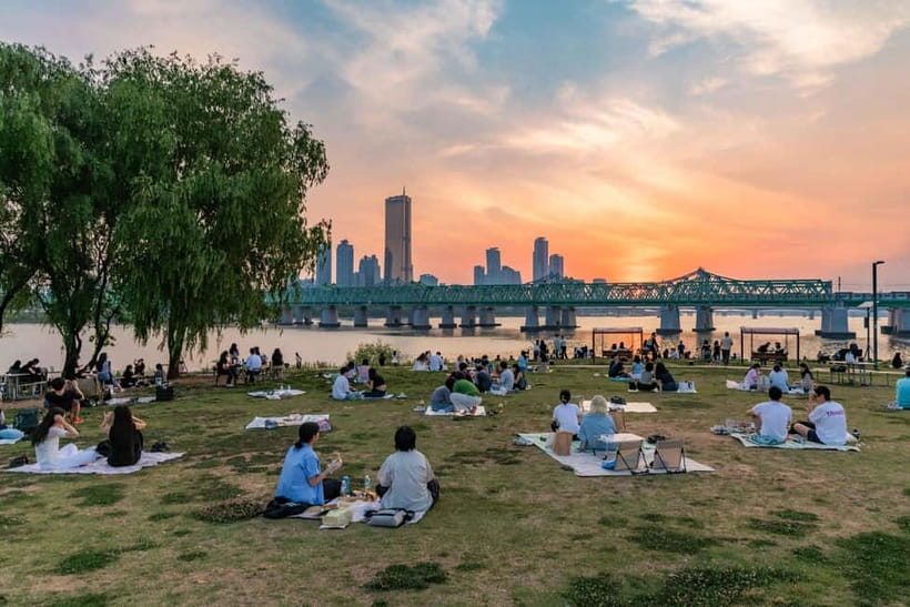 Seoul: Han River Sunset Bike Tour with Rainbow Fountain Show - Crossing the Jamsu Bridge for a real nightscape shift