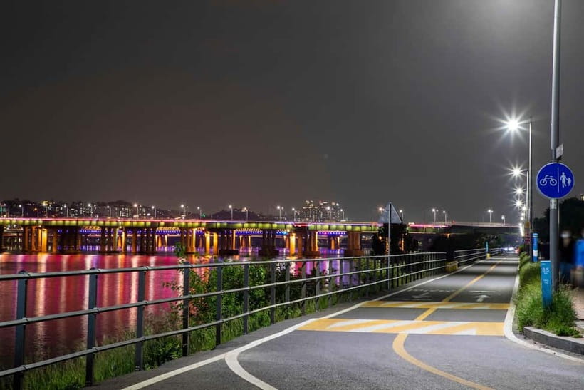 Seoul: Han River Sunset Bike Tour with Rainbow Fountain Show - Nodeul Island: the quieter viewpoint stop