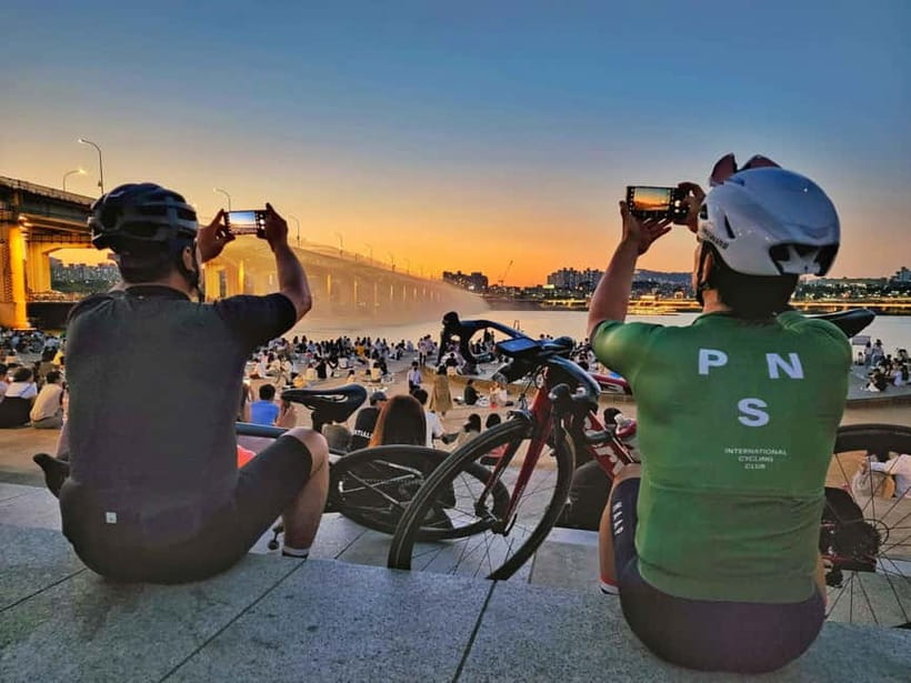 Seoul: Han River Sunset Bike Tour with Rainbow Fountain Show - Bike comfort, timing, and what you should pack