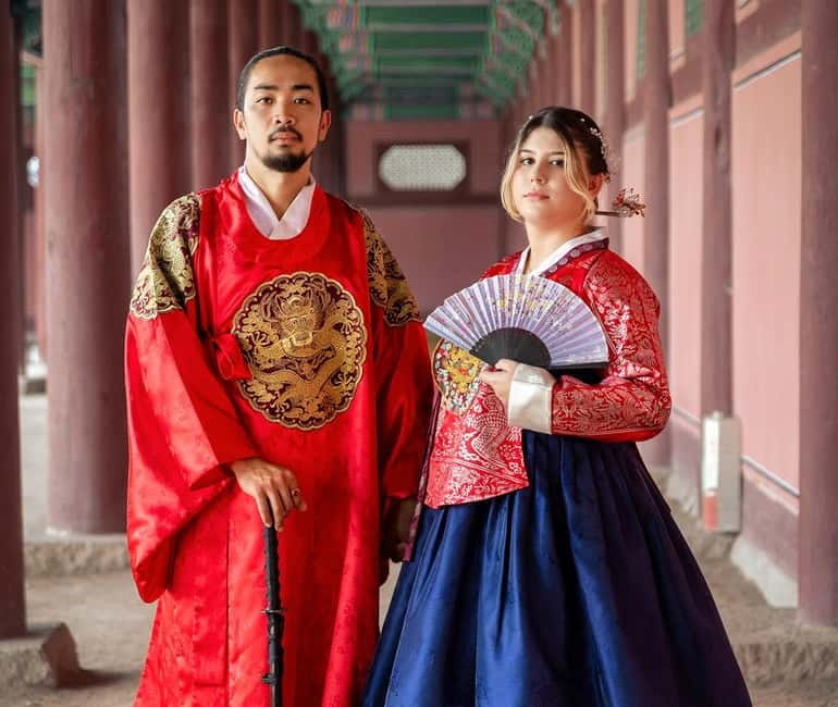 Seoul: Hanbok Photo Tour at Gyeongbokgung Palace - Picking from 1,500+ hanboks and getting styled