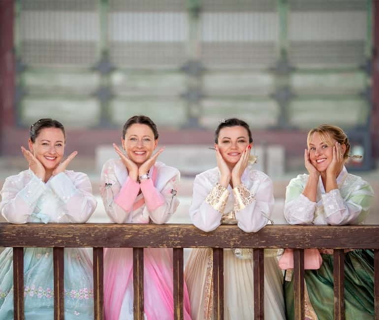 Seoul: Hanbok Photo Tour at Gyeongbokgung Palace - Wandering dressed afterward: use the hanbok time wisely