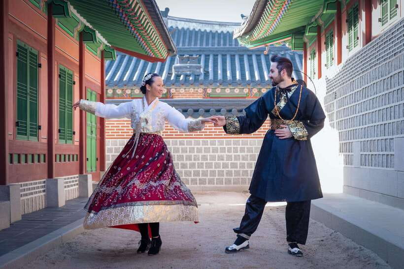 Seoul: Hanbok Photo Tour at Gyeongbokgung Palace - Logistics you’ll care about before you go