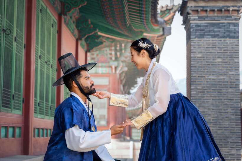 Seoul: Hanbok Photo Tour at Gyeongbokgung Palace - The meeting spot: Daehan Hanbok behind Exit 4