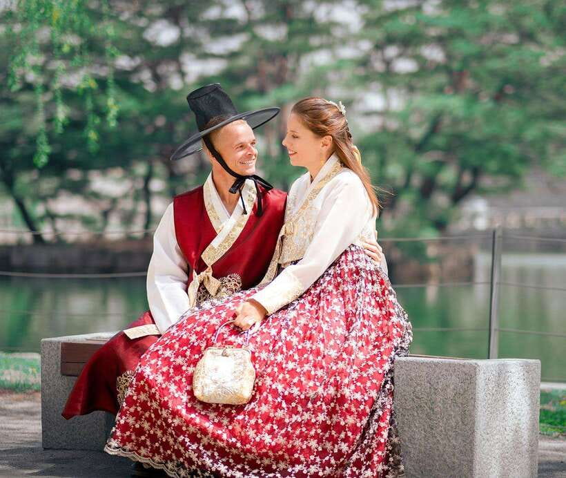 Seoul: Hanbok Rental with Gyeongbokgung Palace Entry - Daehan Hanbok: meeting point and what the first hour feels like