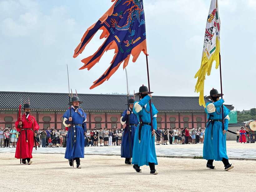 Seoul Highlights: Gyeongbok Palace, Insadong & N Seoul Tower - Jogyesa Temple and the Gwanghwamun Changing of the Guard