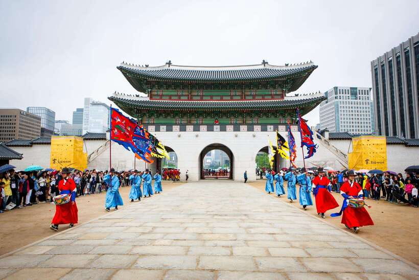 Seoul: Max Out Must Visit City Highlights Panoramic Day Tour - Cheonggye Plaza and Gwanghwamun Square: The Best First Stop Energy