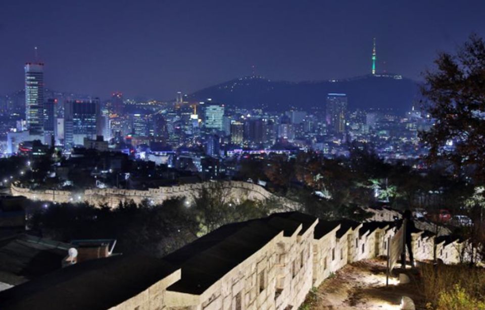 Seoul: Nighttime Tour of Palace, Market, Naksan Park & More - The guide makes or breaks the night: Lucy, Joseph, Moon Young, Kim