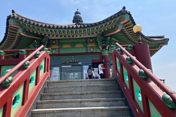Seoul Private Tour Gyeongbok Palace Bukchon and Gwangjang Market - Cheongha Korea Ginseng Museum: a quick cultural stop that explains the obsession