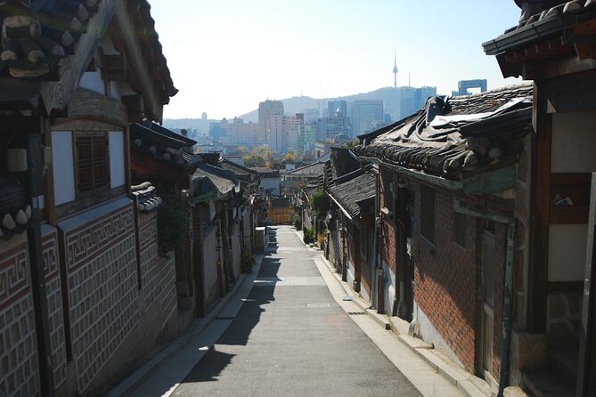 Seoul Private Tour Gyeongbok Palace Bukchon and Gwangjang Market - Gwangjang Market: where the day turns into snacks