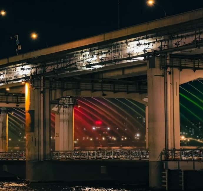 Seoul: Small Group Picnic & Night Bike Ride at Han River - Banpo Bridge and the Rainbow Fountain Photo Stop