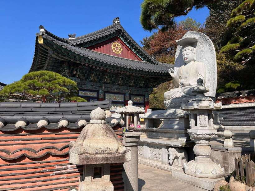 Seoul Sunrise & Sunset Hike + Temple & K-Food Adventure - Small-group guidance: why it matters on Achasan