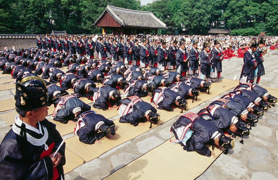 Seoul: UNESCO Sites tour: Palace, Shrine & Bukchon Village - Jongmyo Royal Shrine or Insadong on Tuesdays: sacred rituals vs old-town browsing
